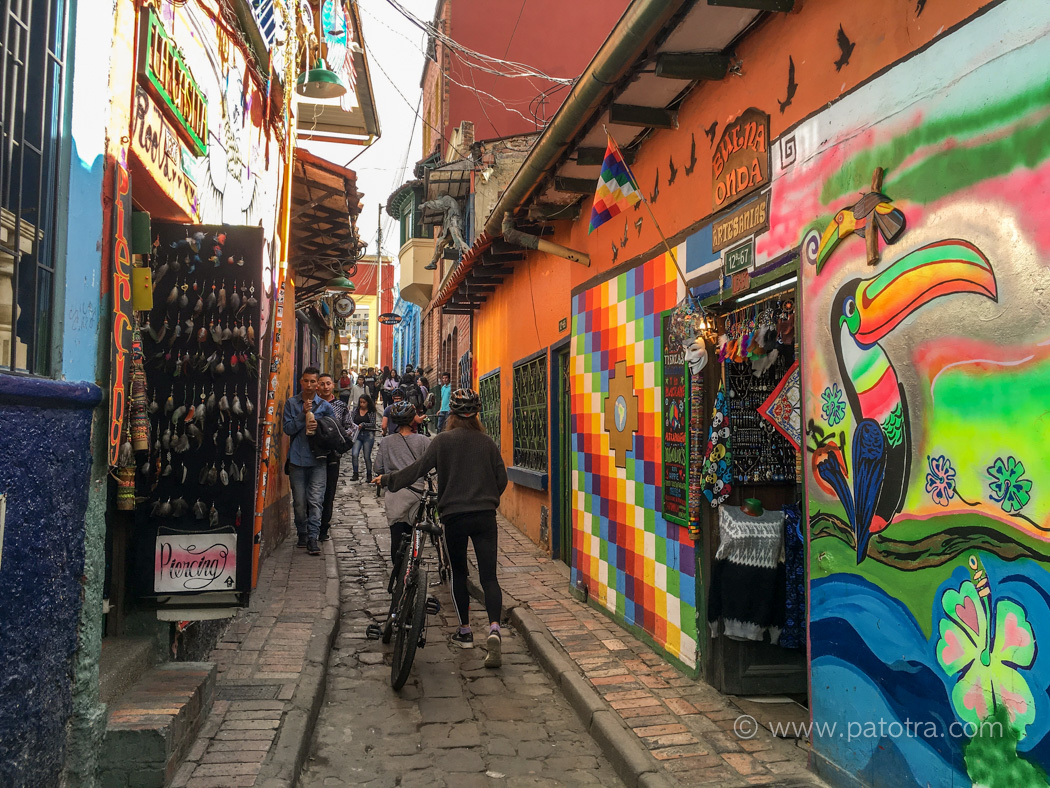 Fahrräder schieben in den Gassen von Calendaria, der Altstadt von Bogota