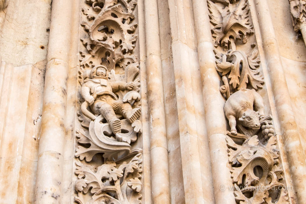 Ein Astronaut aus dem Mittelalter auf der Kathedrale von Salamanca