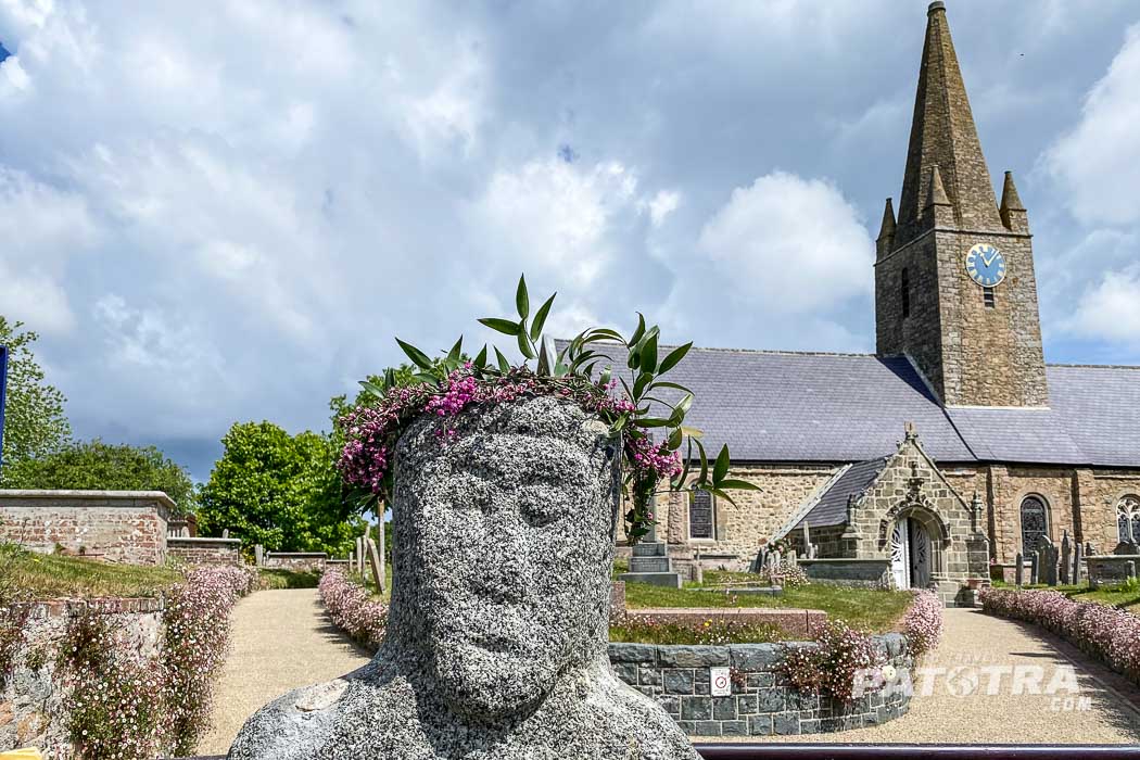 Kirche im Guernsey mit Fruchtbarkeitsgöttin