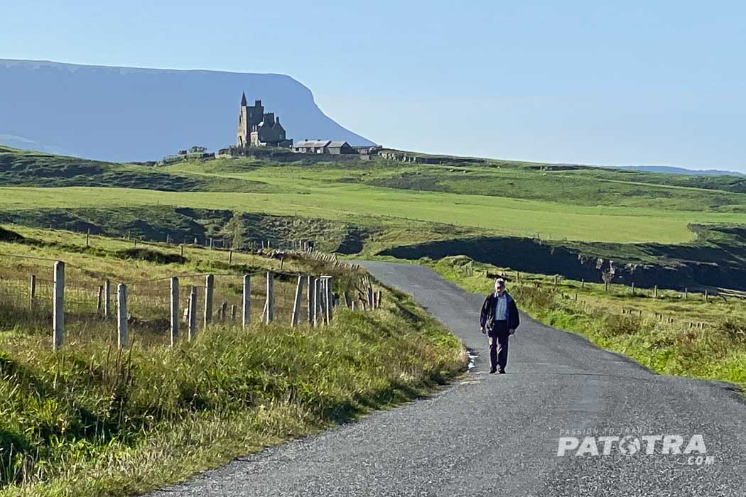 Perfekter Fotospot im County Sligo: Blick über Classiebawn Castle zum Ben Bulben