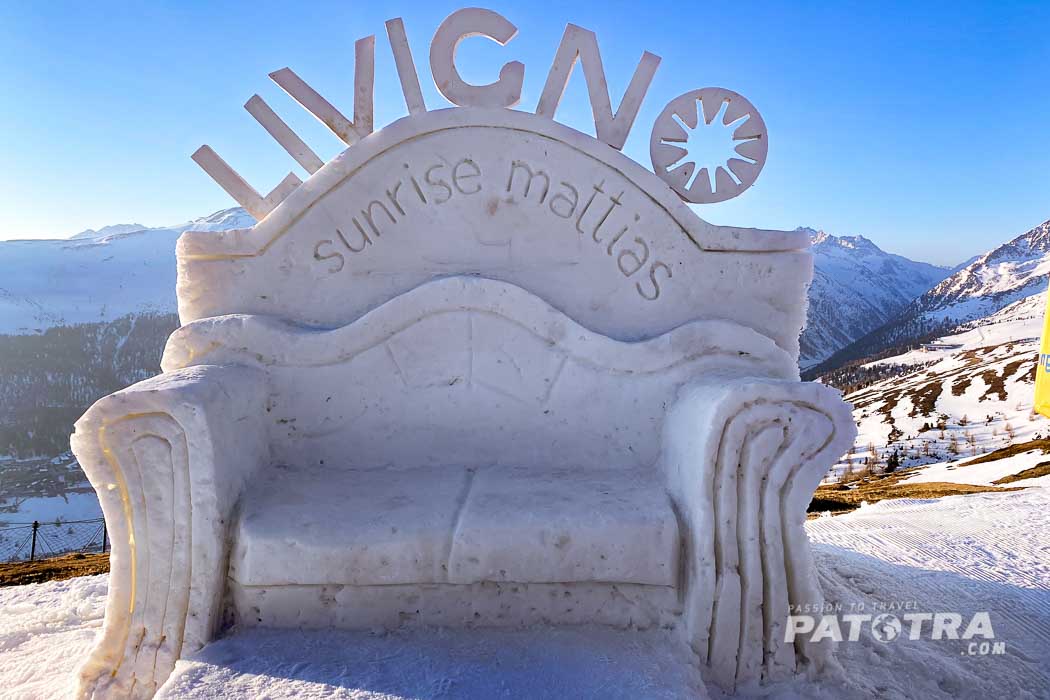 Ein Sessel aus Schnee mit dem Schriftzug: "Livigno - Sunrise Mattias"