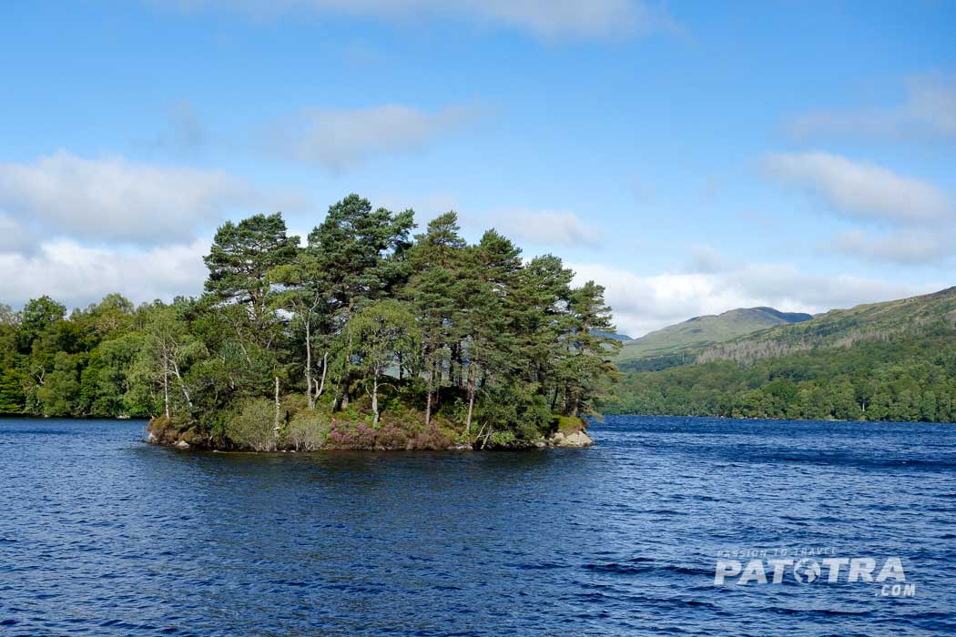 Eine Insel in einem See in Schottland