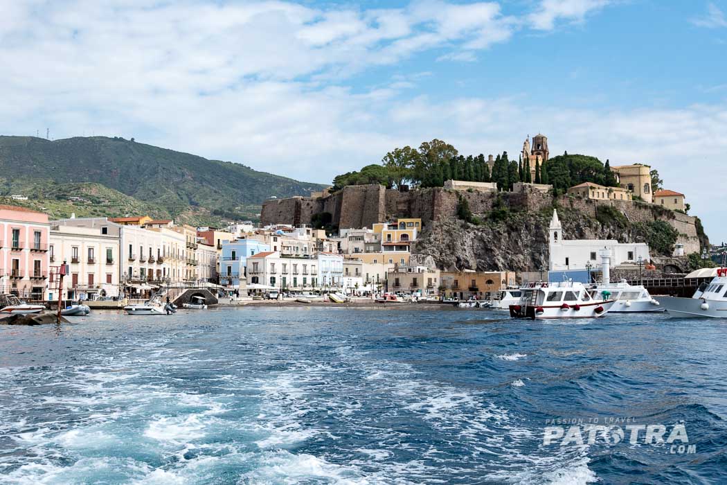 Blick zurück vom Boot auf Marina Corte und das Castello di Lipari