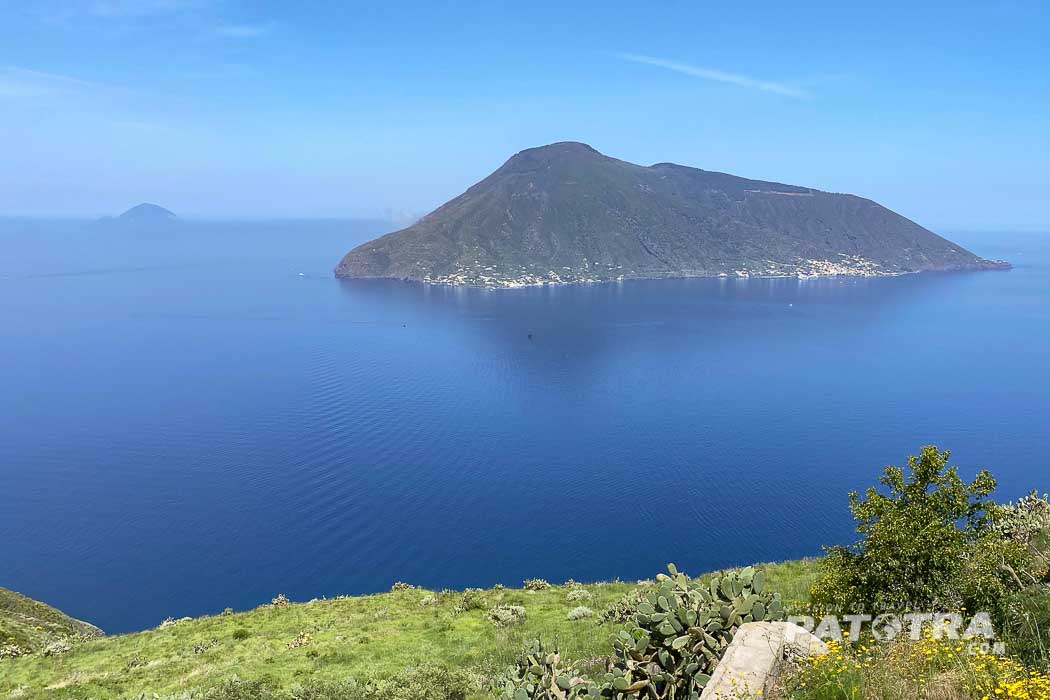 Blick von Liparin übers Meer auf die NachbarInsel Salina und im Hintergriund die Insel Filicudi