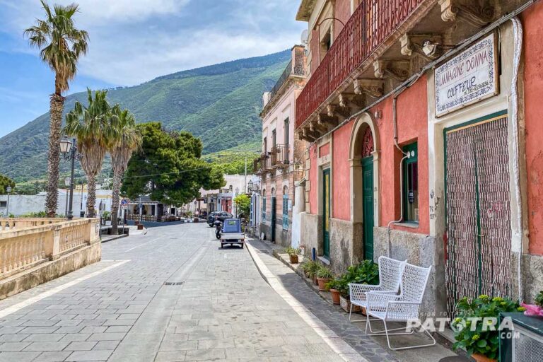 Salina die Perle der Äolischen Inseln