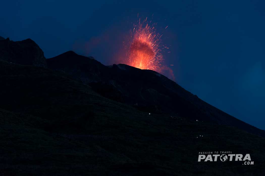 Der Vulkan auf Stromboli spuckt glühende Lava in den Himmel