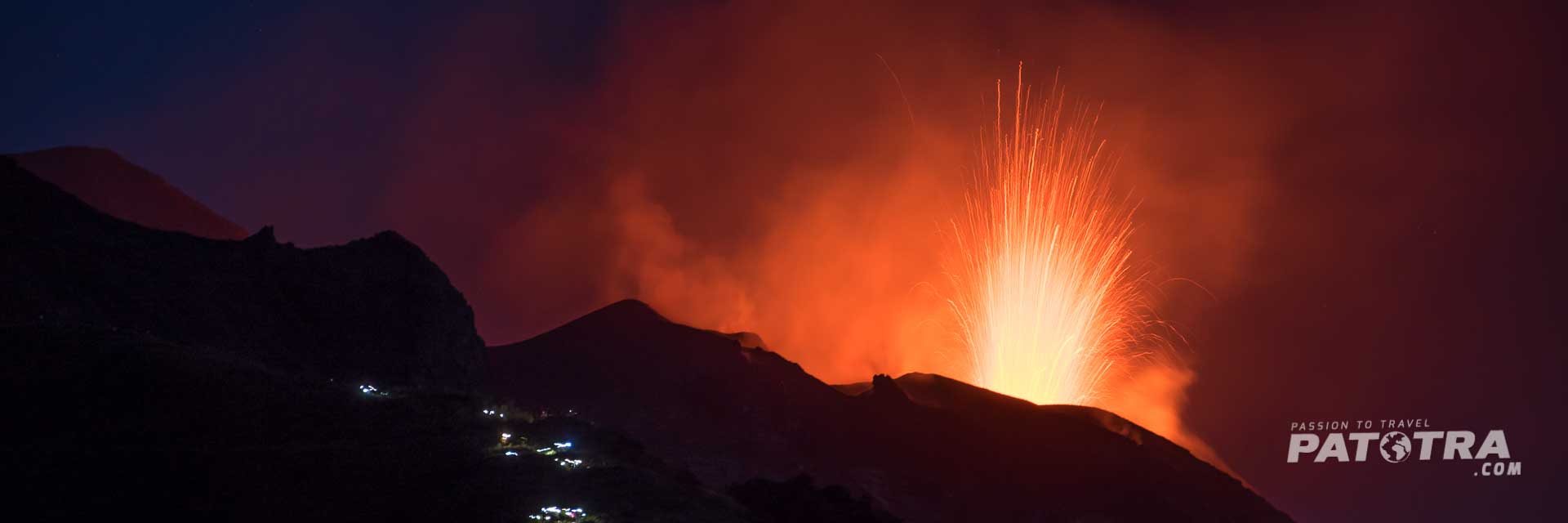 Panorama des Vulkans, der bei Nacht Lava spuckt