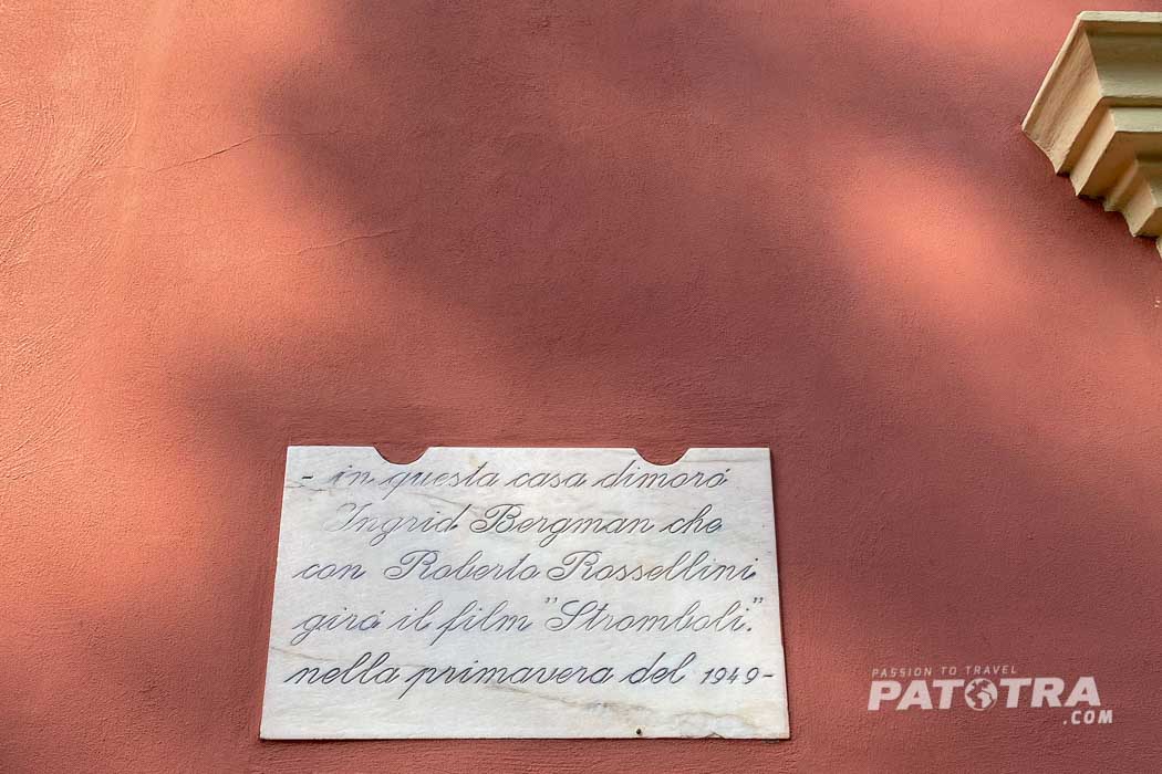 Gedenktafel Ingrid Bergmann und Roberto Rossellini auf Stromboli
