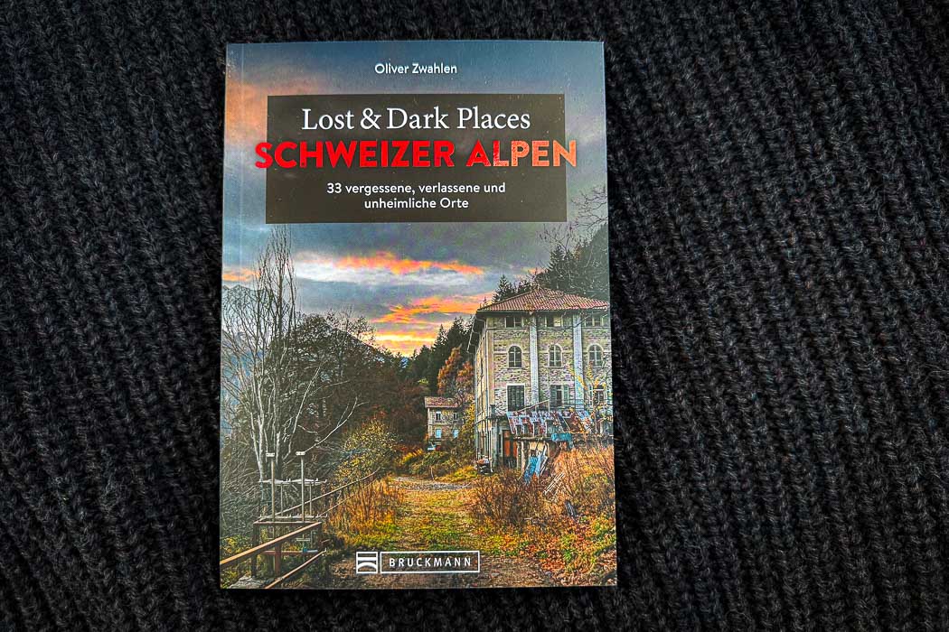 Titelbild zum Gewinnspiel Reiseführer Lost & Dark Places. Foto mit dem Buch