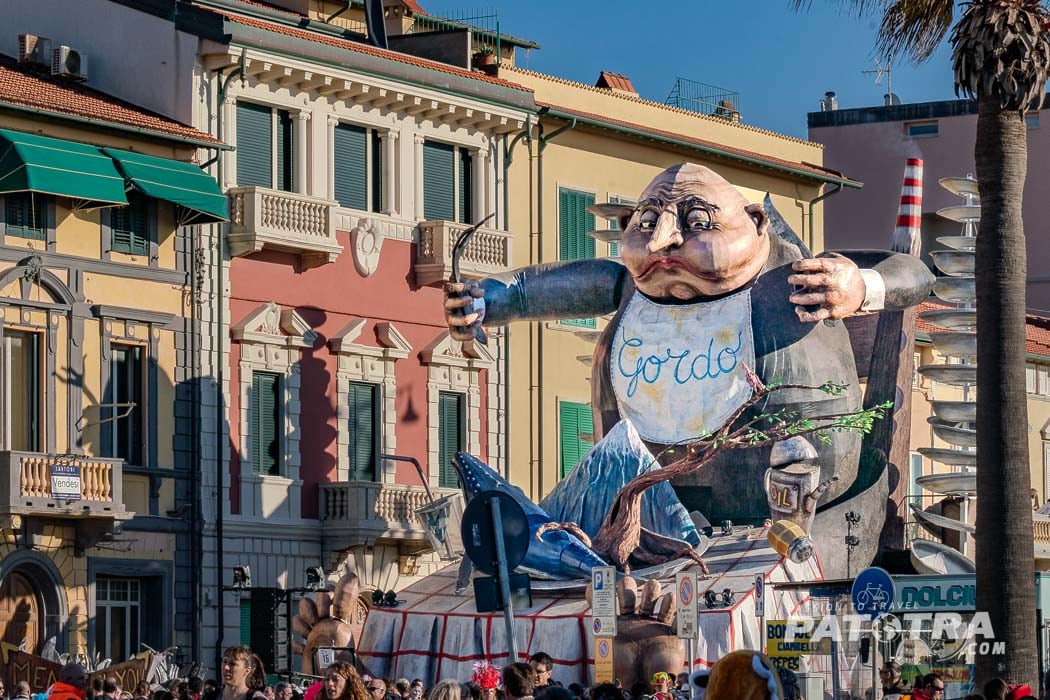 Karnevalwagen in Viareggio mit einem riesigen Mann mit Besteck