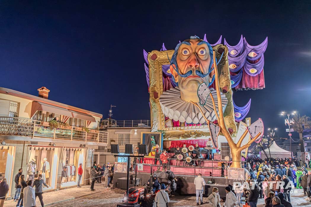 Karneval in Viareggio - farbenfroh, ausgelassen und gigantisch
