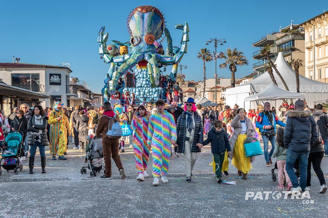 Karnevalswagen am grössten Karneval in Italien