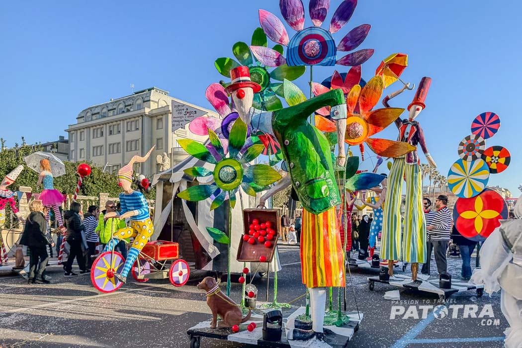 Bunte Figuren aus Paapmaché am Karnevalszug