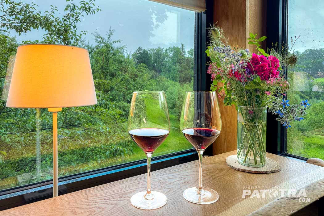 Lampe Wein und Blumenstrauss im Baumhaus