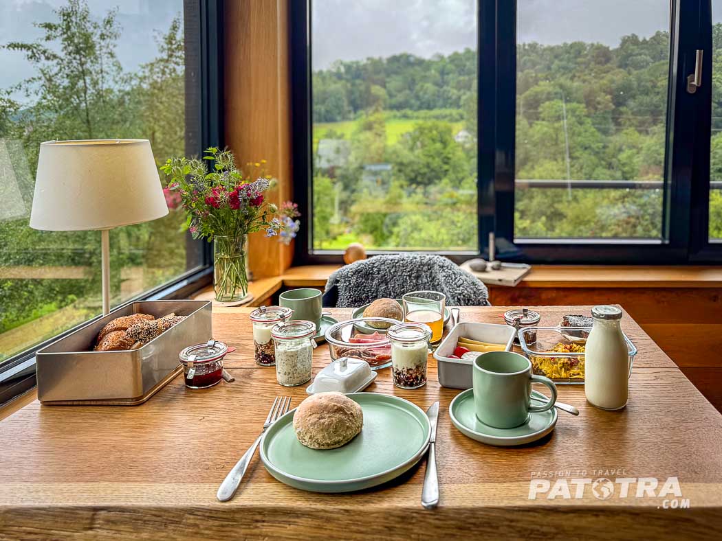 gedeckter Frühstückstisch im Baumhaus
