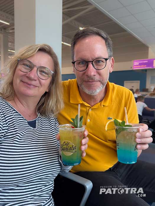 Mr. und Mr. Patotra mit Curacaodrinks in der Hand