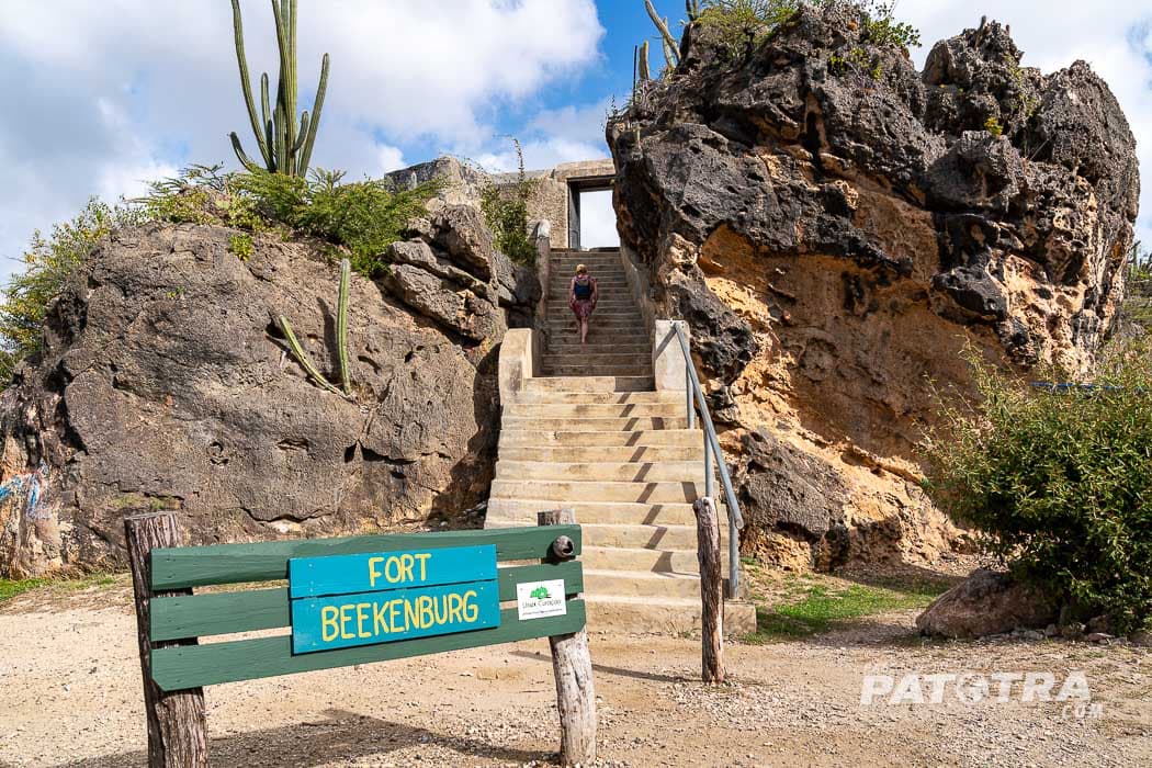 Treppenaufgang auf den Felsen mit Eingang zum Fort Beekenburg