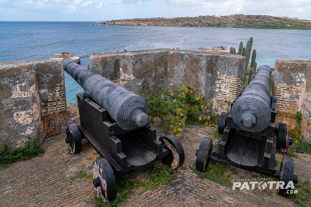 Zwei alte Kanonen von Fort Beekenburg die auf das offene Meer gerichtet sind