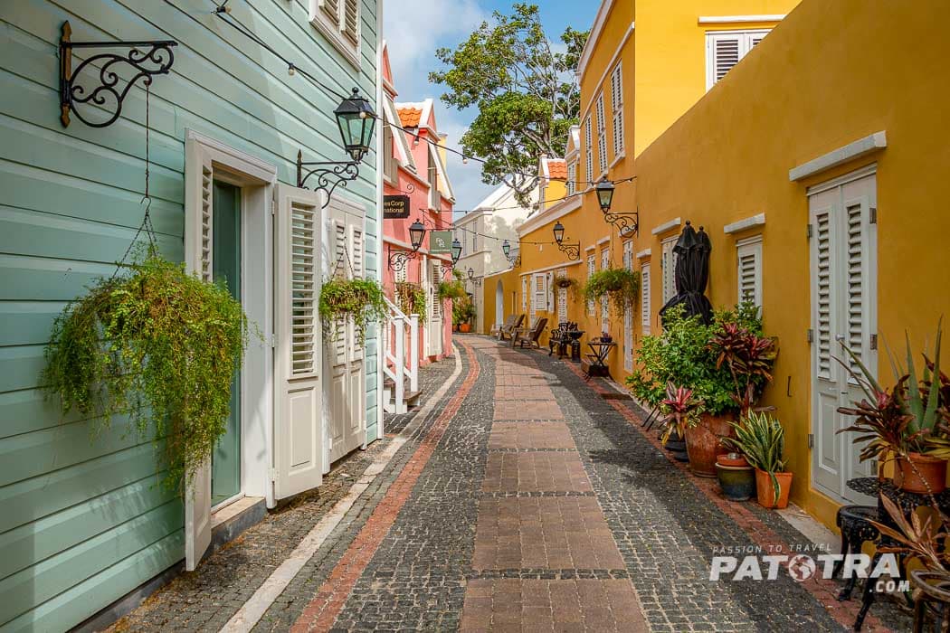 Gasse im Stadtteil Kura Hulanda mit Laternen und bunten Häusern