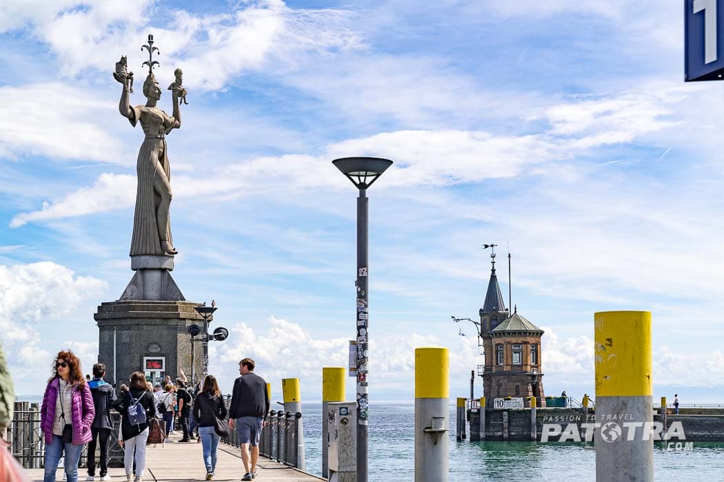 Hafeneinfahrt der Konstanz mit der Imperia auf der linken Seite