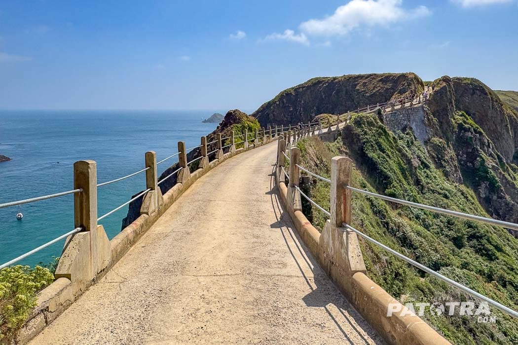 Schmaler Weg zur Insel Little Sark