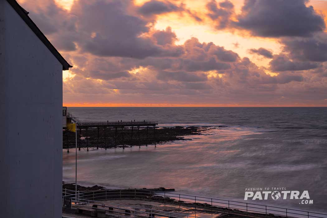Dunkle Wolken und rötlicher Himmel