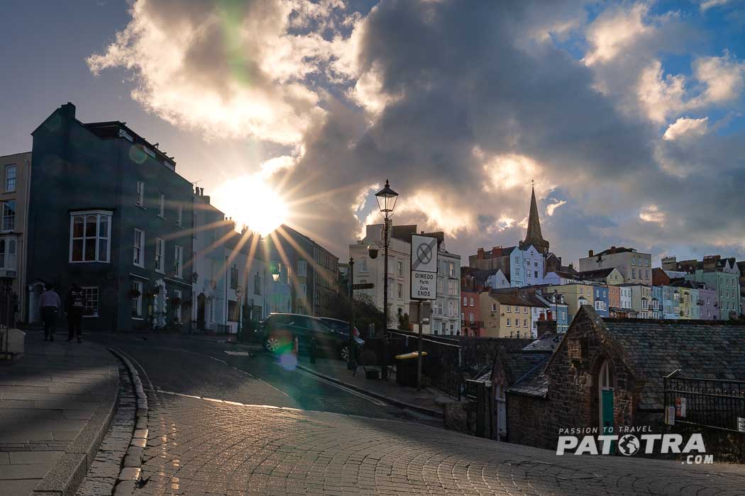 Sonnenblintzeln über dem Dorf