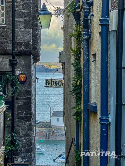 Blick durch die Gassen aufs Meer