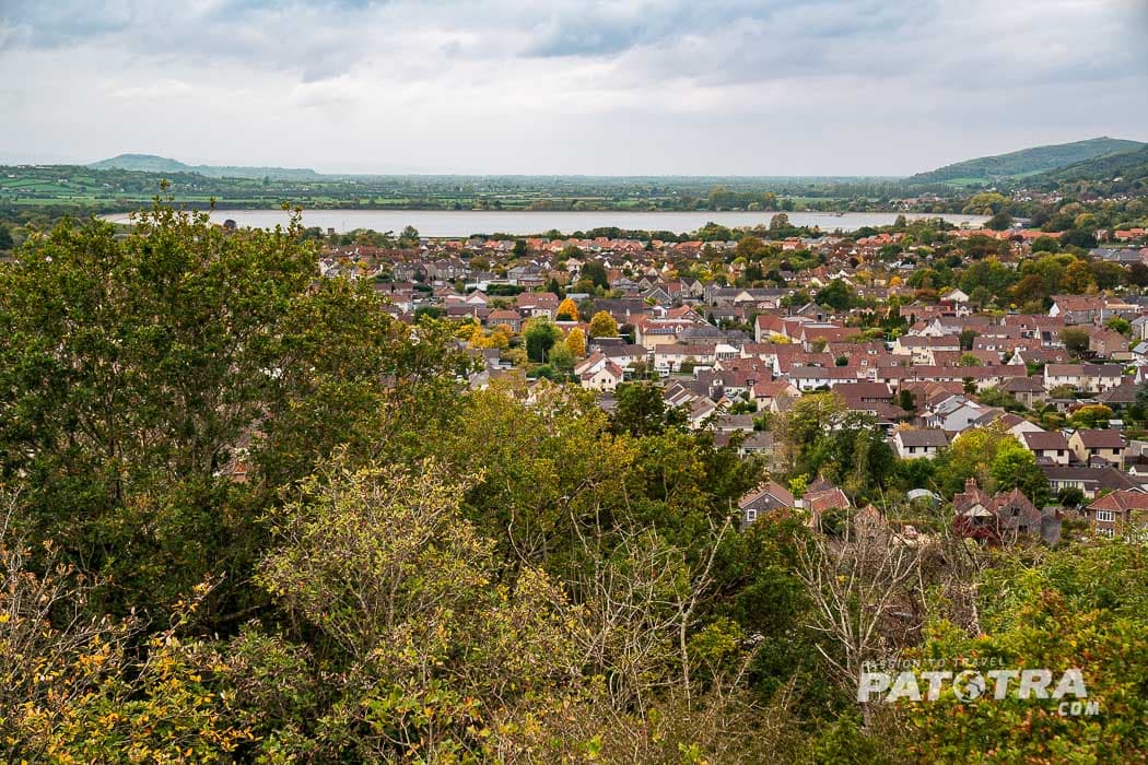 Blick auf den Ort Cheddar und den runden Stausee
