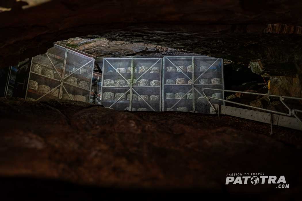 Cheddar Käse in Käfigen in der Höhle